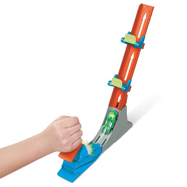 Acest sortiment ofera joc simplu si clasic Hot Wheels cu masini emblematice pista portocalie ultra-cool si un lansator Copiii pot sari cu masinile peste surubul de electricitate cu turnul electric pot lansa pentru a sari flacara pot merge in bucla sau pot sparge un flip cu patru optiuni diferite de cascadorii Cat de sus cat de departe cat de repede vor merge Patru seturi diferite cu caracteristici unice ofera un joc plin de entuziasm si o actiune captivanta Fiecare set se conecteaza 