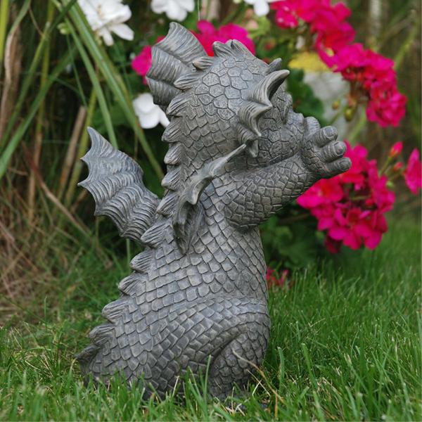 Statueta dragon de gradina - Buna ziua 26 cm GD215- Figurina este rezistenta la intemperii si potrivita pentru zona exterioara- Figurina are multe detalii si este pictata manual- Inaltime aprox 2650 cm- Material Polir&259;&537;in&259;- pictat manual