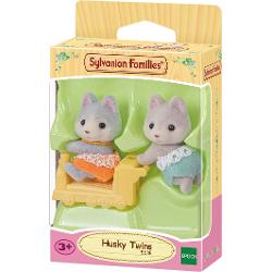 Setul de Figurine Sylvanian Families - Gemenii  Catelusi Husky este format din cei doi frati gemeni Amber Husky si fratele ei Jeremy HuskyAmber este amuzanta si rade mereu in timp ce face grimase haioase Familia ei rade mereu de fa&539;a ei simpatica iar fratii ei mai mici adora sa petreaca timpul alaturi de ea Amber se joaca cu mare placere de-a v-ati ascunselea cu fratii eiLui Jeremy ii place sa 