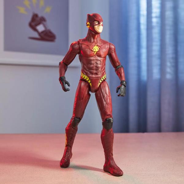 Intra in actiune cu emblematicele figurine de actiune The Flash Copiilor le place sa-si foloseasca creativitatea si abilitatile de povestire pentru a juca aventuri imaginative nesfarsite Cu 11 puncte de articulare articulatiile mobile permit o gama completa de ipostaze si joc dinamic si afisare Figurinele de actiune The Flash sunt cadoul ideal pentru copiii cu varsta de 3 ani si peste carora le place sa se cufunde in jocuri de rol imaginative si sa isi creeze propriile povesti cu eroi 