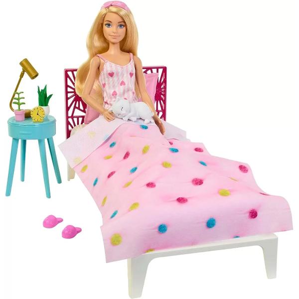 Barbie se simte confortabil intr-un adorabil set de pijamale cu imprimeu si papuci pufosi Halatul ei roz pufos adauga o nota suplimentara de frumusete Cu un pat o noptiera o comoda un dulap de toaleta si o multime de accesorii tematice copiii pot crea o rutina de dimineata si de culcare sau pot veni cu povesti creative pe cont propriu Detaliile precum o pisicuta somnoroasa si un halat moale adauga si mai mult farmec Acest set de dormitor Barbie va inspira povesti inedite creand o 