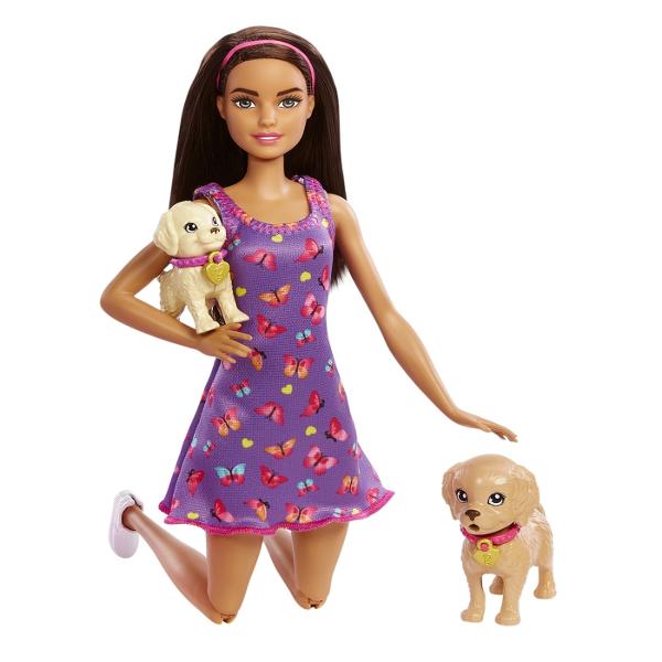 Kitul de adoptie Barbie te invata sa ai grija animale impreuna cu papusa Barbie 2 catelusi accesorii si functie de schimbarea culorii Umple un castron cu apa cu gheata si da-l puiului tau de catel apoi urmareste cum fata lui se &bdquomurdareste&rdquo Foloseste apa fierbinte pentru a o schimba din nou si continua sa te bucuri de acest efect Da-i celui mai mare catelus o sticla plina cu apa rece ca gheata si el va face pipi pe saltea unde tehnologia de schimbare a culorii iti va 