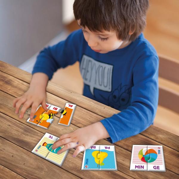 Silabele este un joc educativ si distractiv special conceput pentru copiii de la 3 ani Alcatuit din piese de puzzle cu sistem de autocorectie jocul ii ajuta pe copii sa invete denumirile obiectelor si animalelor incepand prin silabisirea cuvintelor Prin intermediul cuvintelor simple copilul incepe sa inteleaga mecanismele care determina modul de impartire pe silabe Jocul antreneaza abilitatea de concentrare si atentia Setul contine 60 de piese de puzzle care formeaza 24 de planse si 1 