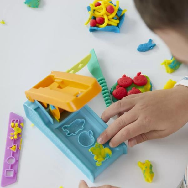 Ce va crea micul tau invatacel cu ajutorul setului de baza Fabrica de distractie Play-Doh Aceasta jucarie pentru stimularea imaginatiei copiilor cu varsta de la 3 ani in sus are activitati tactile distractive perfecte pentru joaca la nesfarsit Zdrobeste pasta in 10 forme diferite cu ajutorul uneltei din setul de baza Fabrica de distractie care are si forme distractive si un spatiu in partea de sus pentru depozitarea accesoriilor sina Trei cutii de pasta modelatoare Play-Doh in culori 