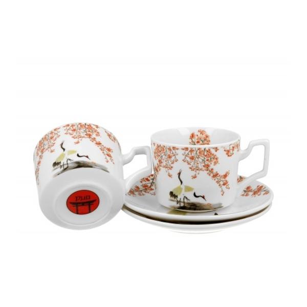 Un set de doua cesti de lux cu farfurioare SAKURA AND CRANES  parte din seria Japan Collection  realizate din portelan New Bone China caracterizate printr-o culoare alb-crem eleganta si naturala cu o stralucire delicata precum si o durabilitate exceptionalaLinia este decorat&259; cu un motiv cu cocori japonezi care î&537;i ridic&259; gra&539;ios gâturile spre ramurile de cire&537; 