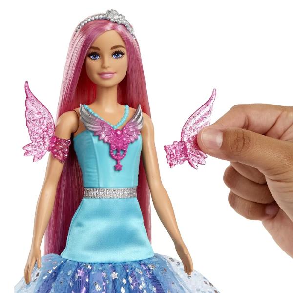 Aceasta papusa Barbie poate fi descrisa ca fiind magica doar cu parul ei lung fantastic si rochia stralucitoare Papusa Barbie poarta o tinuta stralucitoare inspirata de look-ul ei din Barbie A Touch of Magic Doua animale de companie si accesorii de styling adauga distractie fantastica si animalele ei de companie sunt fantastice Ea vine cu un prieten fluture adorabil precum si un pisoi de companie care poarta un tutu super dragut Papusa nu poate sta singura Culorile si decoratiunile 