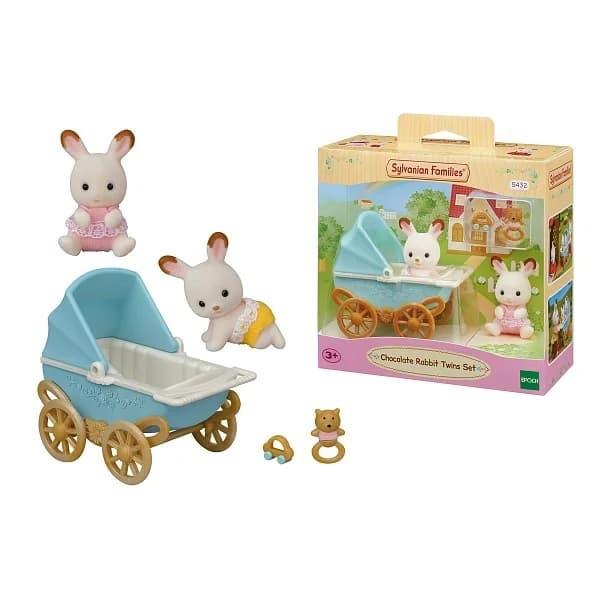 Sylvanian Families este o colectie emblematica de figurine cu personaje din lumea animalelor Comunitatea Sylvanian gazduieste diferite familii de animale incepand cu iepuri pisici veverite pana la ursi ca&539;ei elefanti etc Lumea Sylvanian cuprinde diferite modele de case scoli magazine care sunt interconectate intre ele si unde fiecare spatiu poate fi umplut cu nenumarate accesorii si elemente de recuzita cum ar fi mobilier autoturisme locuri de 