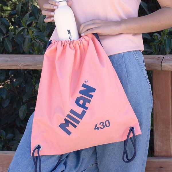 Sac mare cu&nbsp;snur roz Colec&539;ia 430 din 1918 inspirat&259; din culorile &537;i designul originale ale radierelor MILAN fabricate &icirc;n Spania din 1918 &538;es&259;tur&259; exterioar&259; &bdquo;Ripstop&rdquo; u&537;oar&259; &537;i rezistent&259; la coacere &537;i rupere deoarece folose&537;te o tehnic&259; special&259; care &539;ese fire groase de &icirc;nt&259;rire &icirc;n mod regulat intervale care creeaz&259; un model &icirc;ncruci&537;at 