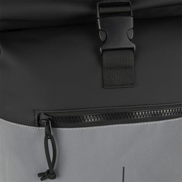 Rucsac Bowie - New York Rolltop culoare negruRucsacul Bowie – New York combina stilul modern confortul si functionalitatea intr-un design atragator oferindu-ti spatiu generos de depozitare si o protectie optima pentru obiectele personale Cu posibilitatea de ajustare si flexibilitate acest rucsac iti ofera confort maxim in timpul purtarii si se adapteaza nevoilor tale in orice situatie fiind partenerul perfect pentru calatorii rapide si pline de stil Cu fata acoperita 