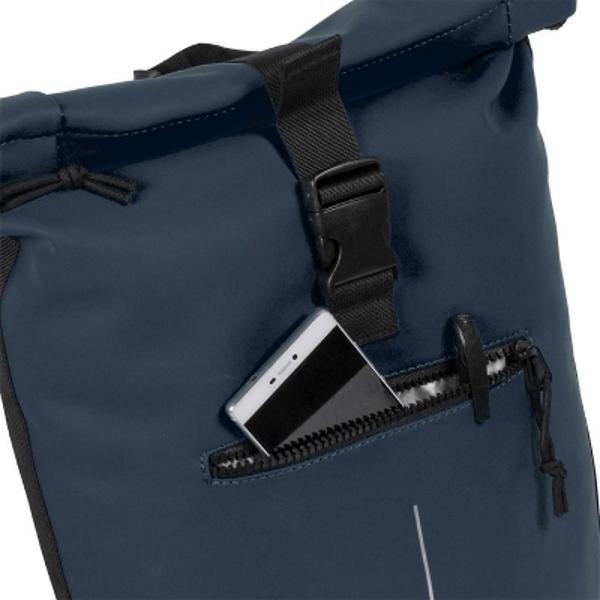 Rucsac New Rebels Mart-New York Rolltop culoare navyRucsacul Mart-New York Rolltop de la New Rebels este modern rezistent si versatil oferindu-ti o capacitate generoasa de depozitare si confort optim intr-un design elegant Cu multiple compartimente inclusiv unul special pentru laptop acest rucsac iti permite sa te organizezi eficient si sa iti protejezi obiectele personale Fii pregatit pentru orice aventura cu rucsacul Mart-New York Rolltop alegerea perfecta pentru stilul 