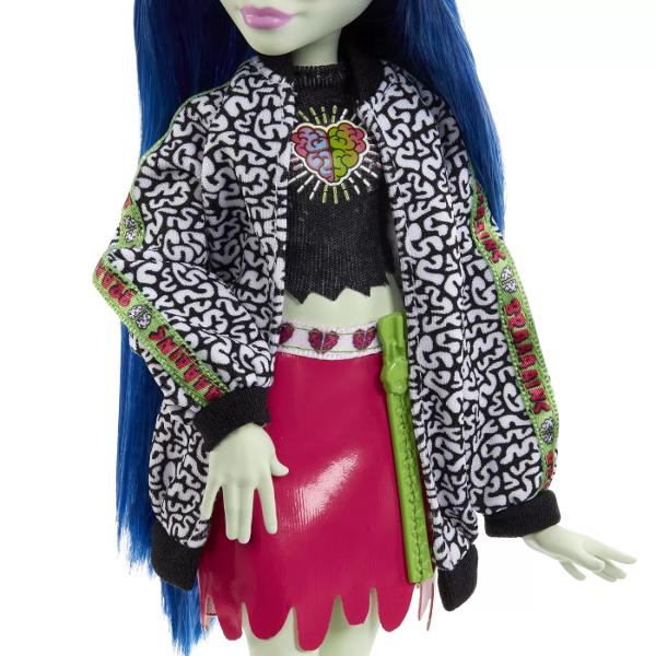 scoala a inceput si spiridusii Monster High sunt gata sa impresioneze Papusa Ghoulia Yelps straluceste pe coridoarele scolii cu un stil de inspaimantare unic Imbracata cu o fusta roz de vinil un tricou grafic si un hanorac supradimensionat ea emana infricosatoarea eleganta Look-ul ei este completat de ochelari roz aprins o caciula infricosatoare cizme de lupta si un rucsac albastru texturat care adauga un element suplimentar de mister Accesoriile Spooktacular Storytelling includ un 