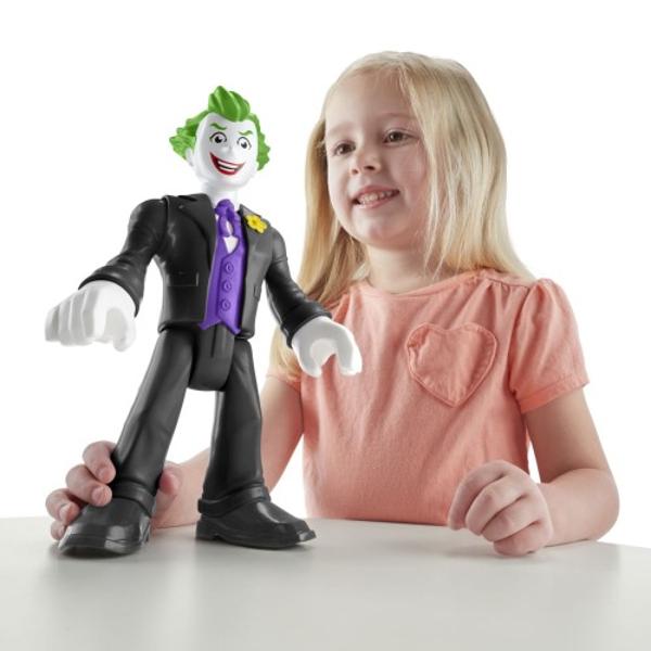 Tinerii fani ai lui Batman isi pot duce luptele DC Super Hero versus DC Super-Villain la culmi epice cu aceasta figurina imaginext® DC Super Friends The Joker XL de la Fisher-Price® Avand o inaltime de 25cm si avand gatul umerii picioarele si incheieturile complet mobile aceasta jucarie The Joker foarte mare le permite copiilor sa isi joace propriile aventuri pretinse rautacioase in Gotham City si nu numai Silueta foarte mare Imaginext® care prezinta iconicul DC 