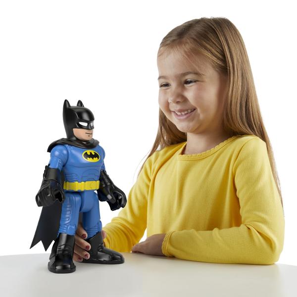 Copiii isi pot duce luptele DC Super Hero impotriva DC Super-Villain la culmi epice cu aceasta figurina imaginext® DC Super Friends Batman XL de la Fisher-Price® Avand o inaltime de 25 cm si avand gatul umerii picioarele si incheieturile complet mobile aceasta jucarie Batman foarte mare le permite copiilor sa isi joace propriile aventuri pretinse in Gotham City si nu numai Silueta foarte mare Imaginext® care prezinta DC Super Friends Batman in stil negru si albastru Silueta 