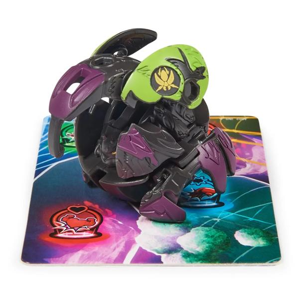 Arunca rostogoleste si depoziteaza-ti Bakugan-ul pe setul tau de joaca ce contine paleta cu arc si 3 totemuri-obstacole Decoreaza-ti setul de antrenament cu steagurile clanului care iti vor reprezenta Bakugan-ul  Fiecare set de antrenament este tematic reprezinta diferitele clanuri din serial si este asociat unui Bakugan din acelasi clan Ce clan vei alege Rostogoleste-ti Bakugan-ul in jos si loveste piesa de perete inclusa pentru a delimita batalia  Combina-ti Bakugan-ul cu sistemul de 