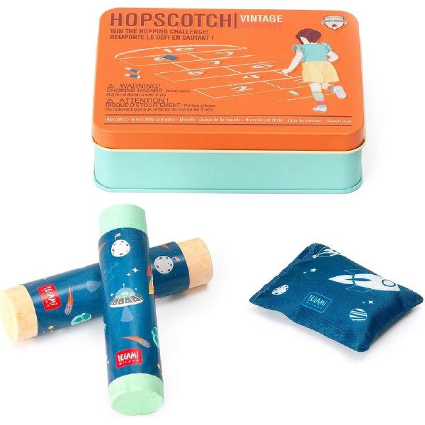 Hopscotch Vintage Memories Deluxe EditionDescopera jocul de sotron ideal pentru miscare si distractie in aer liber Jocul vine ambalat intr-o cutie metalica reutilizabila cu aspect elegantSetul contine• 2 bucati creta• 1 saculet• Instructiuni de jocAVERTISMENT Contraindicat copiilor sub 3 ani Se recomanda supravegherea copilului de catre un adult in timpul jocului Cititi cu atentie eticheta produsului 