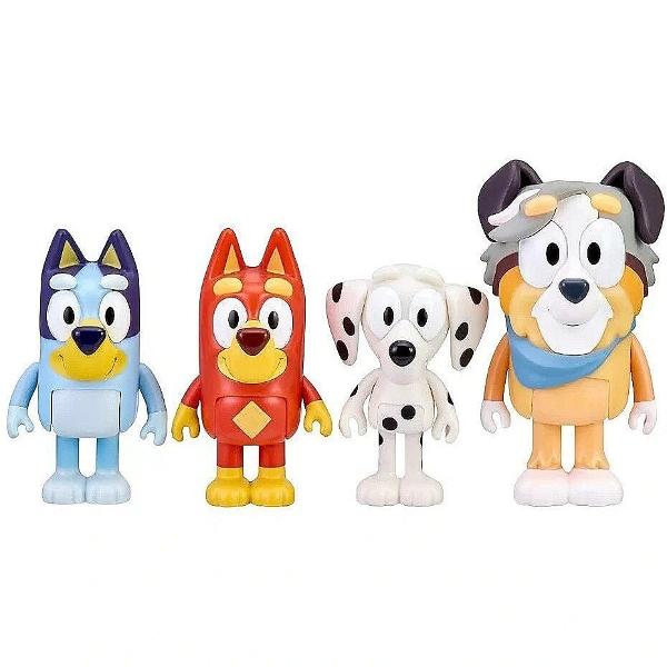 Pachet Bluey Figures 4 Pachetul Bluey School este o serie animata pentru copiii prescolari Popularitatea lor reflecta interesul imens pentru jucariile din aceasta serie Bluey este o fata adorabila Blue Heeler in varsta de 6 ani care impreuna cu sora ei Bingo ii place sa transforme viata de familie de zi cu zi in aventuri nesfarsite momente memorabile din serial Jucariile moi Bluey sunt moi la 