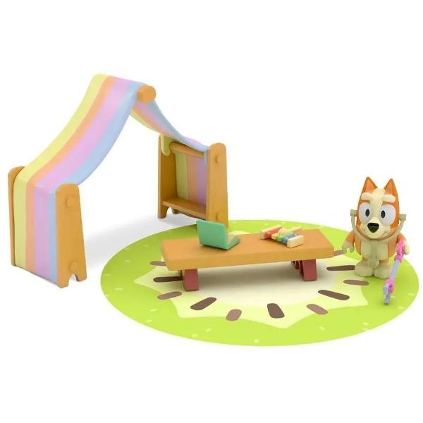 Bluey Mini-Kit Playroom Bluey este un serial animat pentru copii prescolari Popularitatea sa reflecta interesul imens pentru jucariile din serie Bluey este o catea adorabila Blue Heeler in varsta de 6 ani care impreuna cu sora ei Bingo ii place sa transforme viata de familie de zi cu zi in aventuri nesfarsite Cu jucariile si figurinele de plus Bluey vei recrea acasa cele mai memorabile momente din serie Jucariile de plus Bluey sunt placute la atingere si sunt realizate din tesaturi 