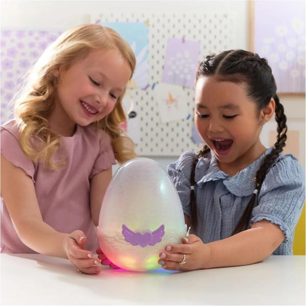 Hatchimals Alive Mystery Hatch au nevoie de dragostea ta pentru a ecloza Dispunand de o experienta captivanta de eclozare cu ceata lumini si peste 100 de sunete si reactii acesti Hatchimals sunt necesare pentru fani Pe cine vei ecloza Este o surpriza În fiecare ou Mystery Hatch Hatchimals se afla 1 din 2 personaje Iubeste-ti propriul Hatchimal la viata cu Hatchimals Alive Mystery Hatch Îmbratiseaza atinge ridica si balanseaza oul pentru a-ti incuraja personajul sa 