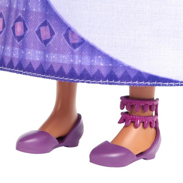 Recreaza povesti exploreaza lumea printeselor Disney si bucura-te de momente pline de magie alaturi de papusa Asha din colectia Disney Wish Fashion DollAceasta este imbracata intr-o rochita violet cu detalii fidele celor din film si accesorii vesele care o fac sa arate ca o printesa adevarata Papusa Asha din colectia Disney Wish Fashion Doll devine astfel o partenera distractiva pentru jocurile tale creative si aventurile imaginare