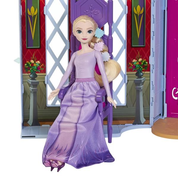 Inspirata de filmul Disney Frozen 2 aceasta casa frumoasa de papusi din castelul Arendelle are peste 2 metri inaltime si include 1 papusa Elsa si 15 piese de mobilier si accesorii Setul de joaca Castle include 4 zone de joaca inclusiv dormitorul Elsei cu un pat care se transforma intr-o masuta de toaleta cu spatiu de depozitare suplimentar o sala a tronului cu un tron si o sufragerie cu masa scaun si piese de mancare