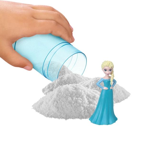 O experienta captivanta de unboxing vine in sortimentul de papusi mici Disney Frozen Fanii vor adora aceste papusi Snow Color Reveal™ dar ce personaj vor primi Fiecare papusa este un mister pana cand se adauga apa activand compusul asemanator zapezii pentru a dezvalui personajul Cinci surprize suplimentare sunt incluse pentru mai multa distractie un prieten dragut si inca 4 accesorii inclusiv o pelerina si un inel pentru copil Fiecare papusa se vinde separat in functie de 