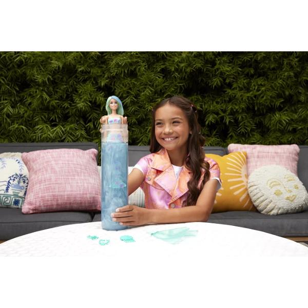 Papusile Barbie Colour Reveal ofera o experienta unica plina de surprize Descopera cele sase sirene superbe pe care le poti gasi in ambalajul acestui set minunatCopiii vor fi incantati sa descopere una dintre cele patru papusi unice din aceasta serie de sirene Fiecare papusa are parul lung cu o dunga stralucitoare care isi schimba culoarea oferind un efect impresionantPentru a descoperi papusa Barbie fashion indepartati simplu stratul exterior al ambalajului apoi deschideti tubul si 