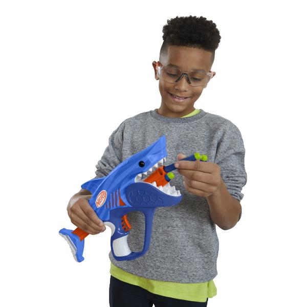 Blasterele Nerf Junior Wild sunt concepute cu caracteristici speciale usor de folosit astfel incat copiii sa se poata bucura singuri de aventuri cu lansare de sageti Nerf Blasterele sunt usor de tinut au dimensiuni perfecte pentru mainile micute si sunt usoare astfel incat copiii sa le poata folosi in jocurile in aer liber din curte Designul cu incarcare prin partea din fata usureaza introducerea sagetilor iar lansarea este simpla gratie manerelor cu cea mai mica forta de tragere dintre 