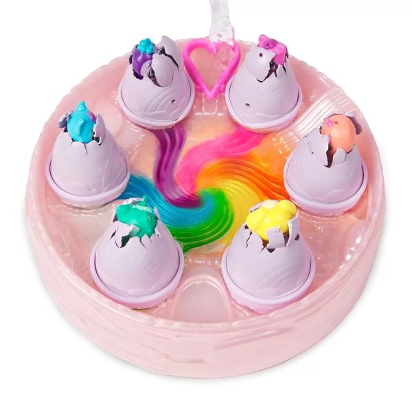 Dati viata curcubeului cu Hatchimals Alive Iesit din Curcubeu Cu dragoste si grija Hatchimals Rainbow Splash iau viata intr-un nou mod colorat oua care eclozeaza in apa schimband culoarea apei pentru a se potrivi cu personajul din interior Curcubeul Rainbow Hatchery include 6 personaje in oua 6 perechi de aripi 6 accesorii de crestere si un cuib Pentru a incepe eclozarea asezati ouale in cuib si scoateti-le aripile apoi umpleti incet inima cu apa În cateva secunde apa va 