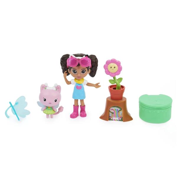 Mergeti in gradina cu Gabby si setul de gradina cu flori pentru casa de papusi a lui Gabby Acest set de jucarii distractive include o figura de colectie Gabby Girl de 89 cm o figurina Kitty Fairy o piesa de mobilier din trunchi de copac cu o floare in ghiveci un accesoriu aripi de zana plus o cutie de livrare pentru casa de papusi cu un accesoriu surpriza in interior Asa cum face Gabby in emisiune deschide pachetul special pentru casa de papusi si descopera accesoriul misterios al 