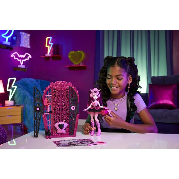 Descoperiti secretele din spatele usilor Monster High cu acest set de garderoba Thrilling Secrets Monster Mysteries Include tinute si accesorii pentru papusa Draculaura Draculaura trebuie sa faca spectacol dar nu se gaseste nicaieri Cautati indicii pentru a descoperi locatia sa si peste 19 surprize in 3 etape infricosatoare rezolvati deblocati dezvaluiti Pasul unu Utilizati tasta lupa pentru a vizualiza simbolurile de pe harta comorii Cand copiii deblocheaza usile dulapului vor gasi 