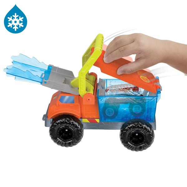 Actiunea de schimbare a culorii este in flacari cu setul de joc Hot Wheels Monster Trucks Arena Smashers Color Shifters 5-Alarm Rescue Copiii conduc Color Shifters HW 5-Alarm inclus in rezervorul de apa rece ca gheata al unei platforme detasabile pentru a initia prima schimbare de culoare inainte de a tinti spre un zid de flacari din spatele unei tribune Loviti locul zdrobitor si 5-Alarm se prabuseste in tribune cele doua masini zdrobibile incluse si Monster Truck cad in apa foarte calda si 