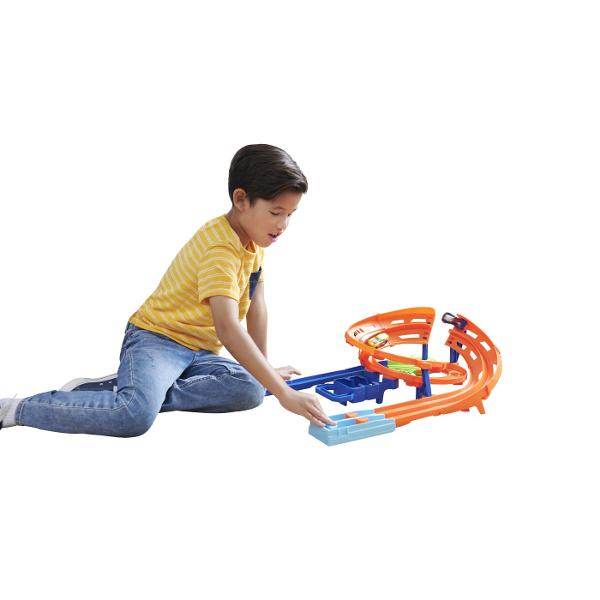 Concureaza cu doua masini Hot Wheels pe piste una langa alta efectueaza sarituri de cascadori si scapa din zona de coliziune pentru a fi primul care termina circuitul  aceasta pista reuneste toata actiunea si distractia curselor si cascadoriilor Include de asemenea doua vehicule la scara 164