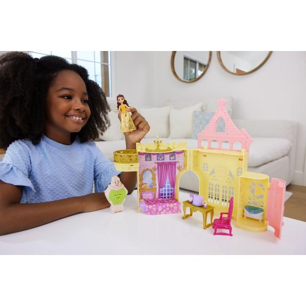 Fanii vor fi incantati de acest set de joaca inspirat de Frumoasa si Bestia Disney O casa de papusi la scara mica fermecatoare castelul se deschide pentru a dezvalui mai multe zone de joaca plus o papusa Belle 4 prieteni mobilier si multe altele Setul de joc include un maner pentru transport si se poate conecta cu alte Storytime Stackers pentru a extinde regatul Papusile nu pot sta singure Culorile si decoratiunile pot varia Papusa mica Belle apare in stilul ei clasic o rochie 