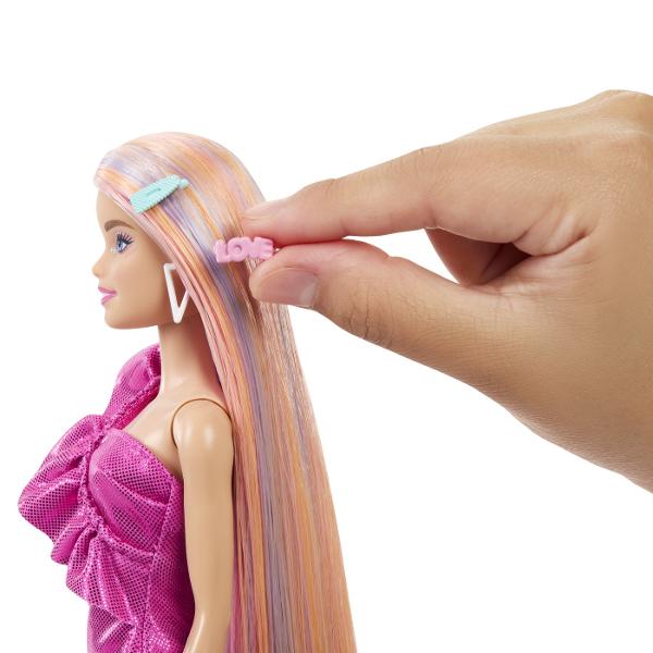 Dedicata tuturor lucrurilor legate de par colectia Barbie Fun &amp Fancy Hair prezinta papusi glam cu coafuri colorate &Icircn plus cele 10 piese de moda si styling incluse permit personalizarea fara sfarsit Papusa Barbie&reg are 21 cm de par blond foarte lung care poate fi aranjat cu note fantastice de culoare Ea poarta o minirochie roz lucios cu cercei albi si pantofi aurii cu bretele Copiii isi pot transforma cu usurinta aspectul cu moda mix-and-match Vine cu o rochie 