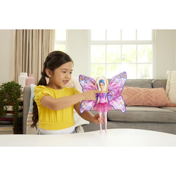 Inspiratia si imaginatia prind aripi cu papusa Barbie Dance and Flutter o jucarie uimitoare care aduce un moment magic de transformare 2 in 1 Printr-o simpla apasare a lantisorului de pe corset fusta mov a papusii se deschide ca prin magie dezvaluind aripi mari si stralucitoare de fluturePapusa Barbie are o coafura fermecatoare cu parul mov prins intr-un coc si o bentita florala care completeaza aspectul de balerina magicaCu Barbie Dance and Flutter copiii pot trece de la dansatoare la 