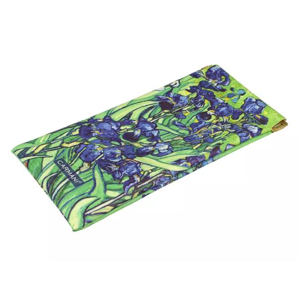 Acest etui elegant pentru ochelari este decorat cu faimoasa oper&259; de art&259; Iri&537;i a lui Vincent van Gogh aducând un plus de rafinament &537;i stil în utilizarea zilnic&259; Realizat dintr-un material rezistent etuiul ofer&259; o protec&539;ie eficient&259; împotriva zgârieturilor &537;i impacturilor minore Designul compact 9x18 cm îl face u&537;or de transportat în geant&259; sau rucsac fiind ideal pentru protejarea 