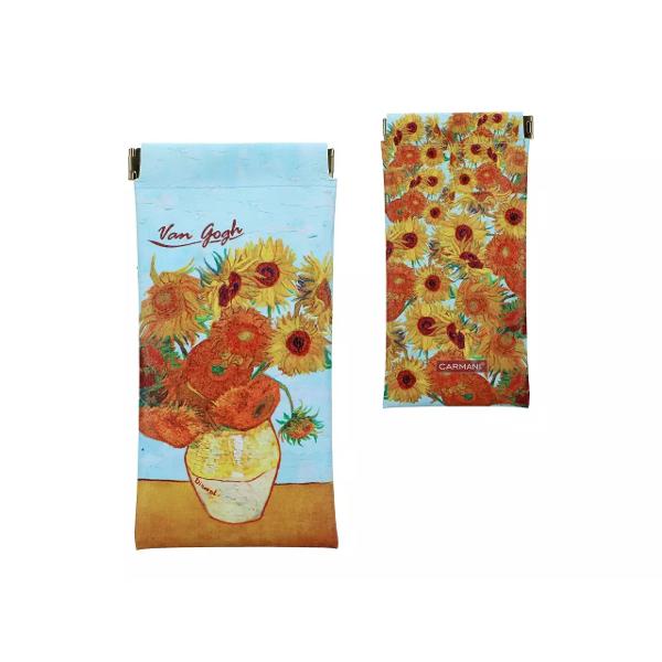 Etuiul pentru ochelari Van Gogh Sunflowers este un accesoriu elegant &537;i practic decorat cu unul dintre celebrele motive florale ale artistului Vincent van Gogh Având dimensiunile de 9x18 cm este suficient de spa&539;ios pentru a proteja majoritatea modelelor de ochelari Designul vibrant inspirat de lucrarea Floarea-Soarelui ofer&259; o not&259; artistic&259; &537;i sofisticat&259;Acest etui este fabricat din materiale de calitate 