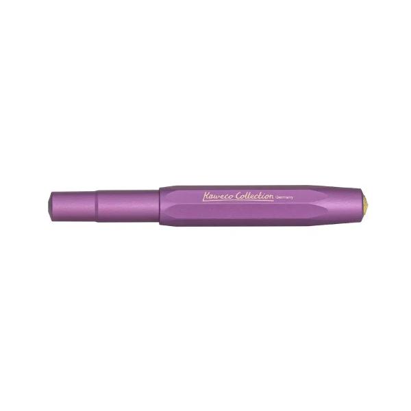 Stiloul Kaweco COLLECTION Vibrant Violet este un stilou din aluminiu masiv cu penita gravata din otel inoxidabil placata cu AurEditie limitataPenita este detasabila prin desurubare astfel incat se poate inlocui cu o penita premium cu alta grosime de scriere sau chiar cu insertiile pentru dispozitivele electronice de scris sau de desenatSe poate folosi cu patroane de cerneala standard sau impreuna cu Convertorul Kaweco Mini NU ESTE INCLUSDesi este un 