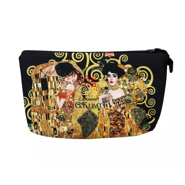 Acest portfard sofisticat aduce laolalt&259; trei dintre cele mai emblematice opere ale lui Gustav Klimt „Adele Bloch-Bauer I” „S&259;rutul” &537;i „Pomul Vie&539;ii” Cu un design luxos detalii aurii &537;i elemente simbolice specifice stilului Art Nouveau acest accesoriu este perfect pentru a-&539;i p&259;stra produsele esen&539;iale organizate într-un mod elegant 