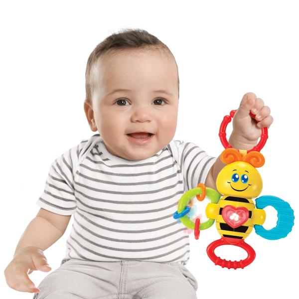 Zornaitoarea albinuta viu colorata cu lumini si sunete este o jucarie special conceputa pentru copii de la varsta de 3 luni Aceasta zornaitoare captivanta ofera o varietate de functii pe care copiii le pot activa in timp ce se joaca Luminile si melodiile fac ca timpul de joaca sa fie si mai placut pentru cei mici Apasarea butonului luminos situat central activeaza sunete si o lumina intermitenta Inelele libere care se rotesc pe aripa albinutei ofera stimulare senzoriala in timp ce manerul 