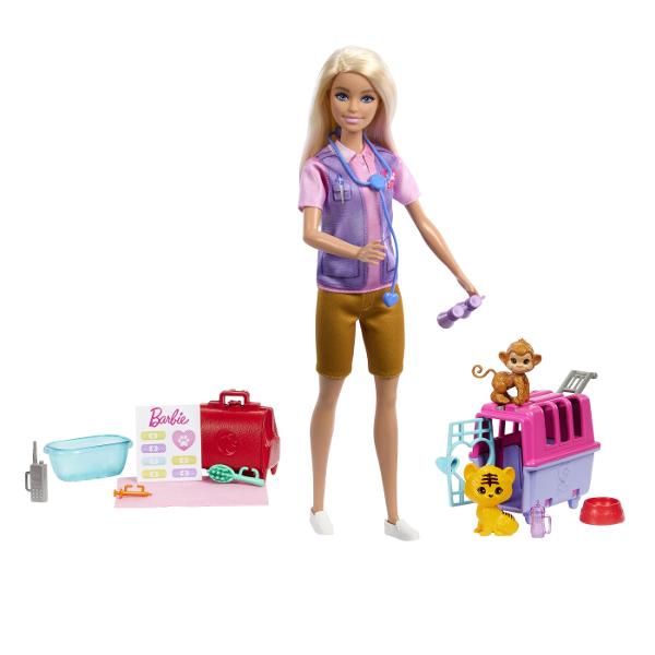 Papusa Barbie Animal Rescue este pregatita sa salveze si sa ingrijeasca doi pacienti adorabili un pui de maimuta si un pui de tigru Cu ajutorul numeroaselor accesorii incluse precum caruciorul pentru animale si trusa de veterinar papusa Barbie le ofera copiilor sansa de a crea aventuri captivante dezvoltandu-si imaginatia si sa experimenteze diferite roluri Cu papusa Barbie Animal Rescue cei mici pot explora momente pline de emotie in care devin eroi pentru animalele lor de plus preferate 
