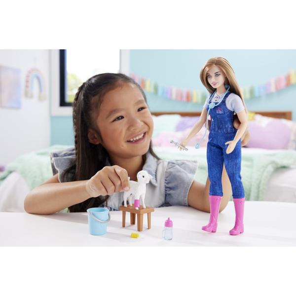 Sarbatoreste cea de-a 65-a aniversare a lui Barbie cu o colectie de papusi cu cai de cariera preferate cum ar fi a fi veterinar la ferma Papusa Veterinara Barbie&reg poarta o tinuta tematica cu pantofi roz iconici iar setul include si 10 accesorii inclusiv o oaie cu urechi mobile Distractia este diversificata prin accesorii suplimentare precum o banca o galeata echipament de examinare un ciocan si un stetoscop in forma de inima si 2 pansamente pentru oi tinuta detasabila a 