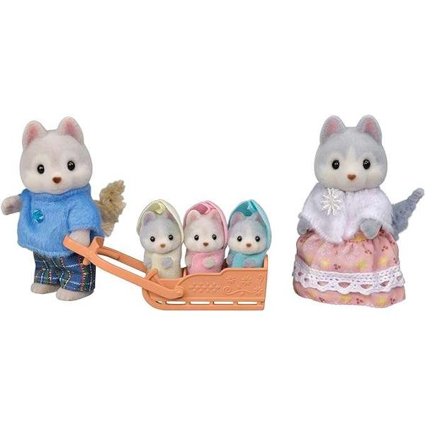 Setul de Figurine Sylvanian Families - Familia Catelusilor Hysky este format din cele cinci personaje tatal husky Vincent mama Avril si tripletii Rae Drake si NellyVincent are functia de viceprimar in Sylvania si este responsabil pentru ingrijirea drumurilor liniilor de tramvai trotuarelor si a potecilor forestiere Se asigura ca acestea sunt in stare buna de folosinta astfel incat locuitorii din Sylvania sa se poata deplasa in siguranta Pasiunea sa sunt masinile el fiind 