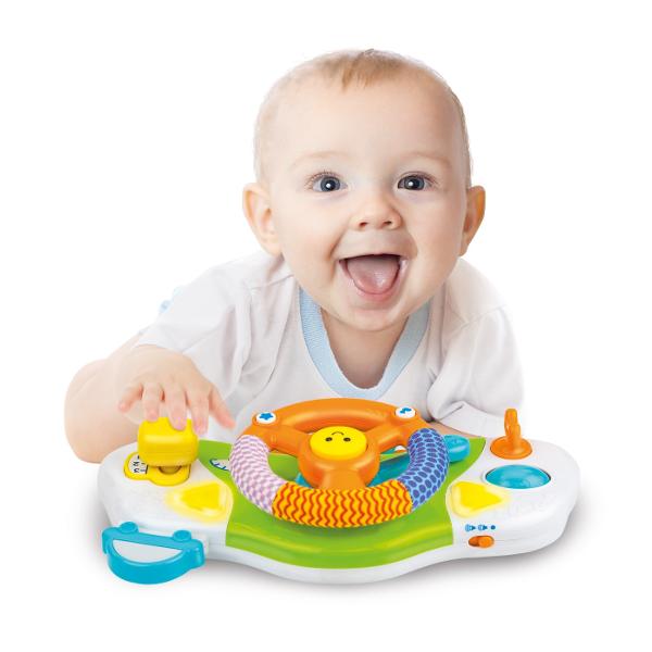 Descoperiti volanul interactiv din material textil perfect pentru bebelusii incepand cu varsta de 3 luni Acest volan inovator este conceput pentru a stimula dezvoltarea cognitiva si senzoriala a celor mici oferindu-le ore intregi de distractie si invatare Volanul este fabricat din material textil cu contrast ridicat atragand atentia celor mici prin culorile si modelele sale vibrante Tabloul de bord este echipat cu lumini indicatoare si un schimbator de viteze oferind o experienta de joc 