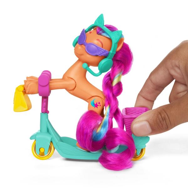 Imaginati-va aventuri din mers cu jocul My Little Pony Sunny Starscout Rolling Scooter Acest set de joaca My Little Pony vine cu o figurina articulata si 4 accesorii Figura are brate picioare si cap articulate pentru a poza in diferite moduri Are o coama si o coada lungi si moi cu care este distractiv de pieptanat si de jucat Silueta are o inaltime de 76cm cu un fluture Cutie Mark inspirat de distractie si par colorat cu buclele ei caracteristice
