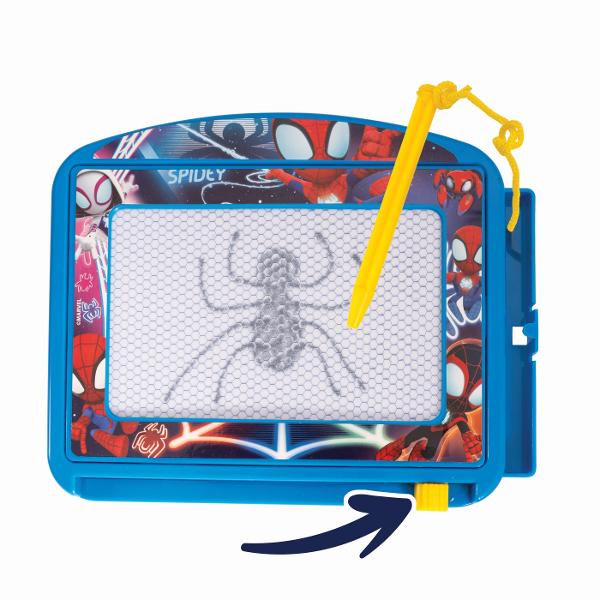 Desenati  stergeti cate modele doriti cu Maggic Scribbler Travel Spidey O panza alba o radiera magica si un stilou magic ii ofera copilului posibilitatea de a desena si sterge de cate ori doreste pentru distractie fara limite Aceasta versiune de calatorie reprezinta cea mai buna alegere pentru joaca copiilor oriunde s-ar afla avand dimensiuni mici si practice incurajeaza copilul sa-si dezvolte fantezia si exprimarea de sine De asemenea este foarte prietenos pentru calatorii deoarece nu 