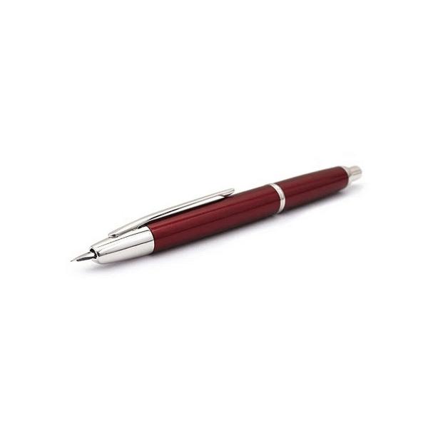 Stilou Pilot Capless Decimo Rhodium varf fin rosu&128395; Stiloul Capless Decimo Rhodium este un stilou incarcat de istorie si tehnologie&128395; Design-ul impresionant impreuna cu ingenioasa tehnologie folosita il face potrivit pentru noua era&128395; Corpul metalic este de-un rosu stralucitor cu accente de rodiu si se asorteaza perfect cu penita din aur de 18K placata de asemenea cu rodiu&128395; Capless este stiloul la care cerneala nu 