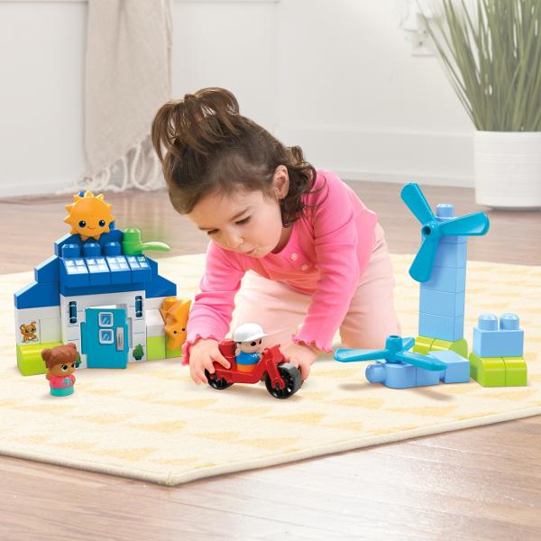 Acest kit contine 88 de blocuri mari inclusiv piese speciale 2 roti de rulare si o masina de jucarie electrica construibila cu 1 sasiu rulant realizata din materiale plastice din surse durabileCopiii mici pot construi o casa 4 figurine o masina electrica de jucarie o sera cu legume panouri solare si turbine eoliene rotativeConceput special pentru mainile mici acest kit incurajeaza micii constructori sa gandeasca verde cum ar fi energia regenerabila joaca in aer liber si consumul de 