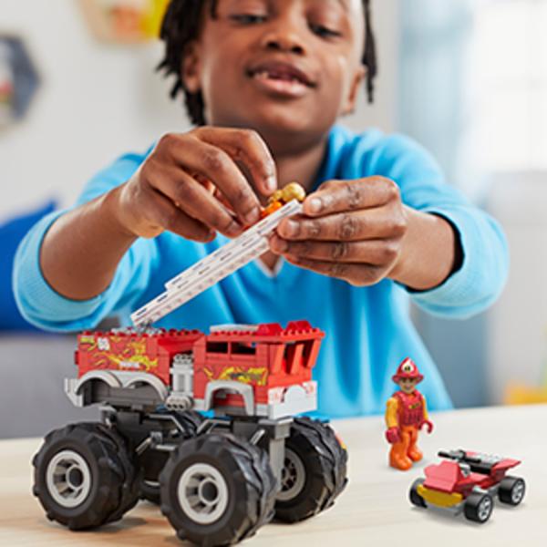 Pregateste-te pentru actiunea monstruala cu setul de constructie 5 ALARM MEGA Hot Wheels bazat pe modelul original Hot Wheels Monster Trucks Dispunand de detalii autentice Hot Wheels acest vehicul este echipat cu roti gigantice grafica iconica si decor si o scara de incendiu extensibila Asezati micro figurina de actiune inclusa in scaunul soferului si combinati-va cu alte seturi de constructie MEGA Hot Wheels pentru a va crea propriile camioane monstru personalizate