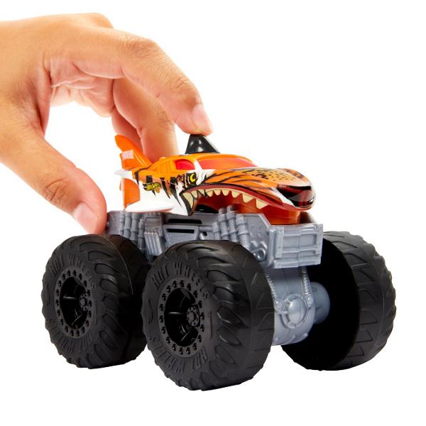 Aceasta colectie de camioane Hot Wheels Monster Trucks Roarin&39 Wreckers asigura toata actiunea de lovire si busire cu plusul de lumini si sunete pentru a imbunatati experienta Fiecare camioneta este la scara 143 si include grafica uimitoare si rotile gigantice ale marcii Hot Wheels Monster Trucks Apasati un buton pentru a auzi sunete de motor si de zdrobire precum si tema muzicala a vehiculului erou este ca si cum ati fi la spectacolul real Fiecare Monster Truck se aprinde prin 